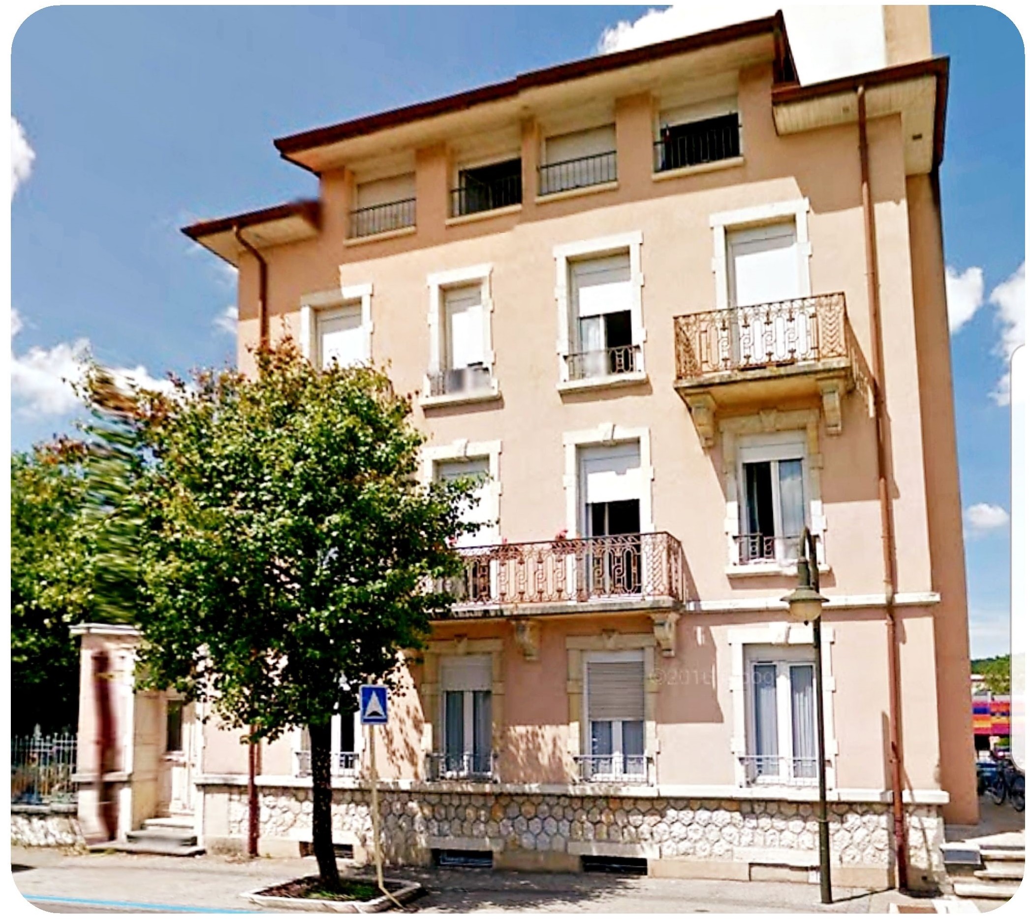 Bâtiment du CHRS d&#039;Oyonnax vu de la rue, un grand arbre est devant