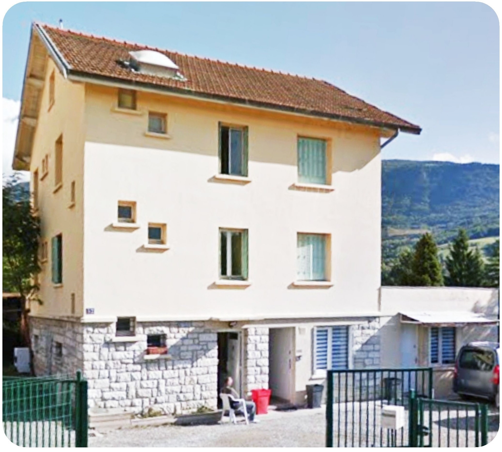 Bâtiment du CHRS de Valserhône vu depuis un portail d&#039;entrée, une cour s&#039;étend devant le bâtiment