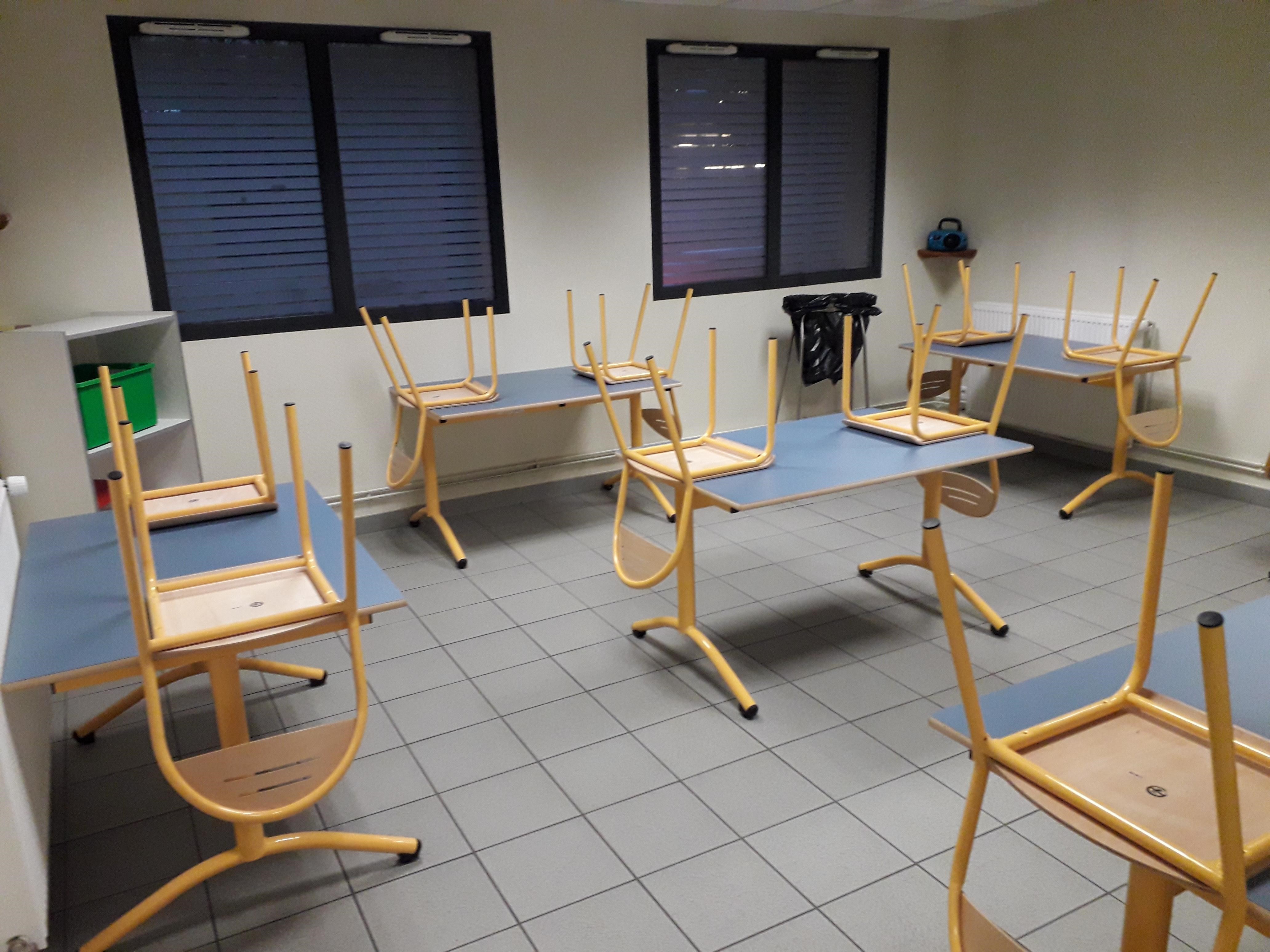 Salle d&#039;activité avec 6 tables  et chaises rangées