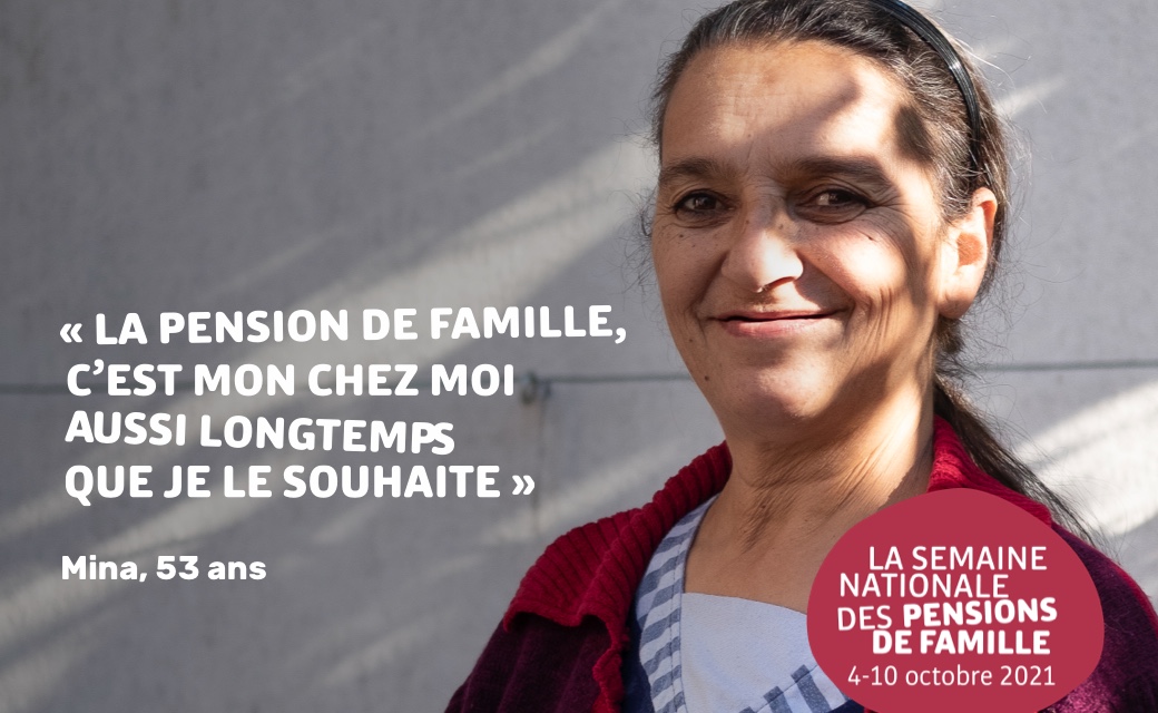 Femme souriante (Mina, 53 ans) accompagnée d&#039;une citation &quot;c&#039;est mon chez moi aussi longtemps que je le souhaite&quot;