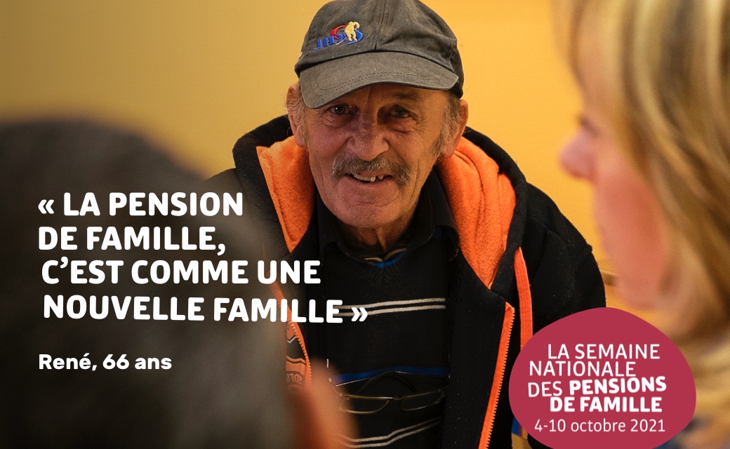 Homme (René, 56 ans) parlant avec deux interlocuteurs. une citation l&#039;accompagne &quot;la pension de famille, c&#039;est comme une nouvelle famille&quot;