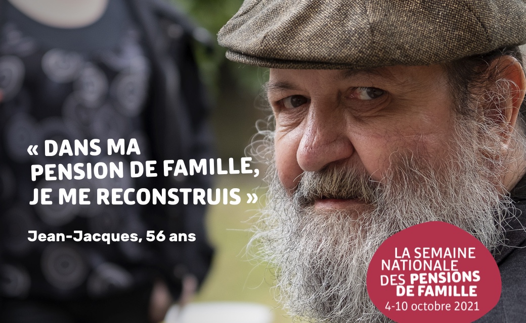 Homme barbu (Jean-Jacques, 56 ans) qui regarde l&#039;objectif. une citation dit &quot;dans ma pension de famille, je me reconstruis&quot;