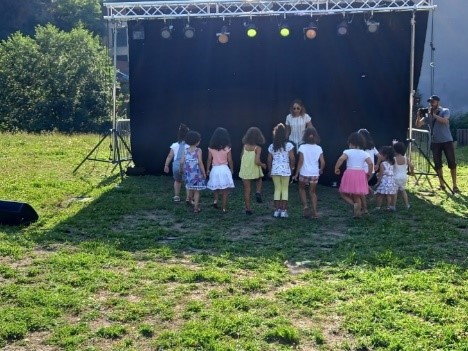 Scène installée à l&#039;extérieure : un groupe d&#039;enfants est très intéressé par ce qu&#039;il s&#039;y passe.