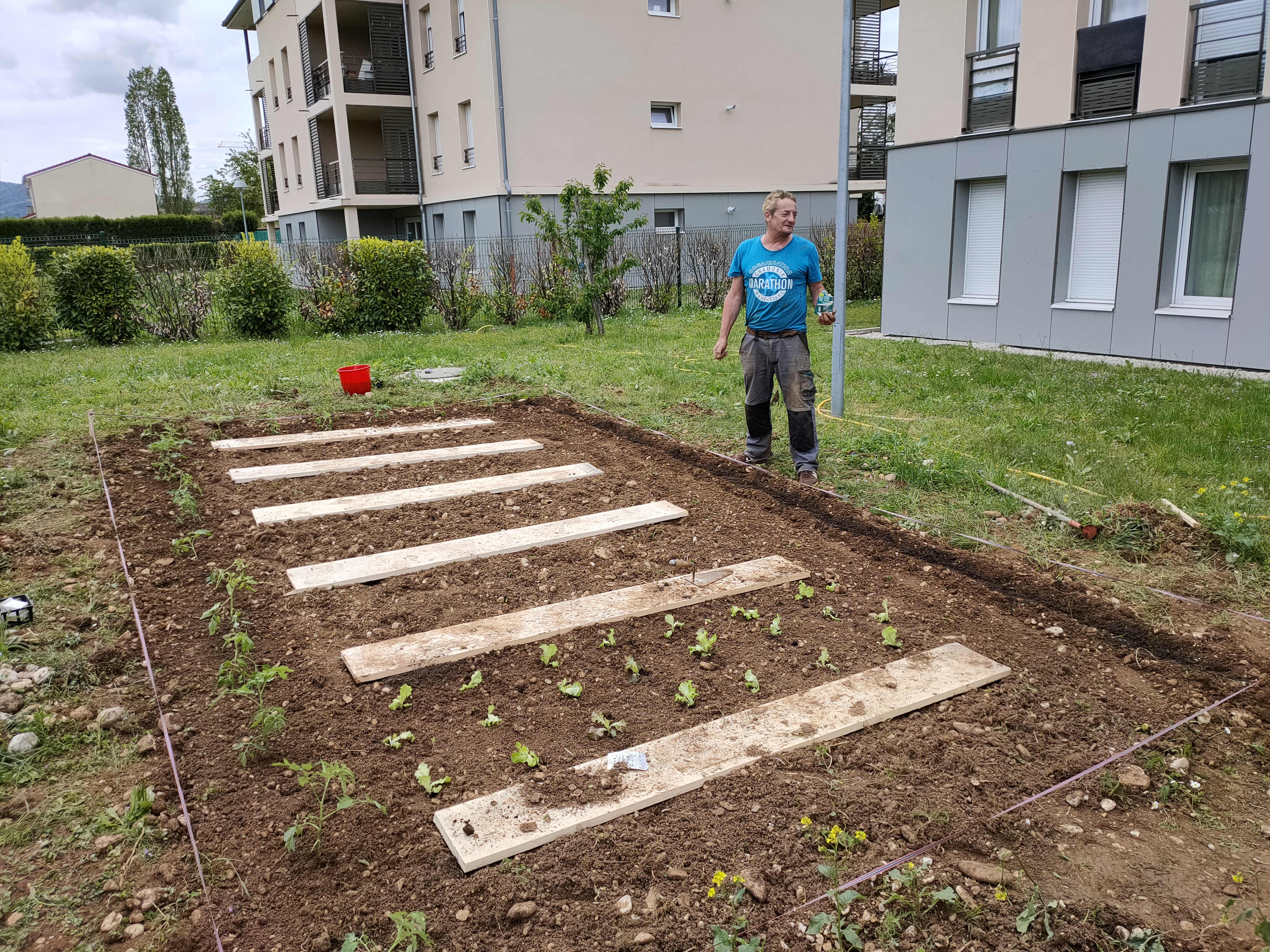 Un résident s&#039;occupe du jardin partagé