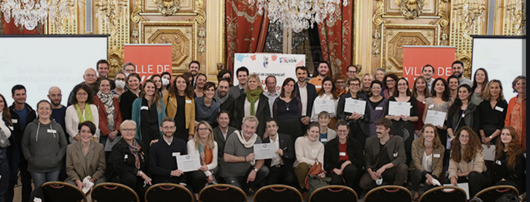 Un groupe de personnes, organisateurs et nouveaux certifiés, posent lors de l&#039;événement de remise du label LVED