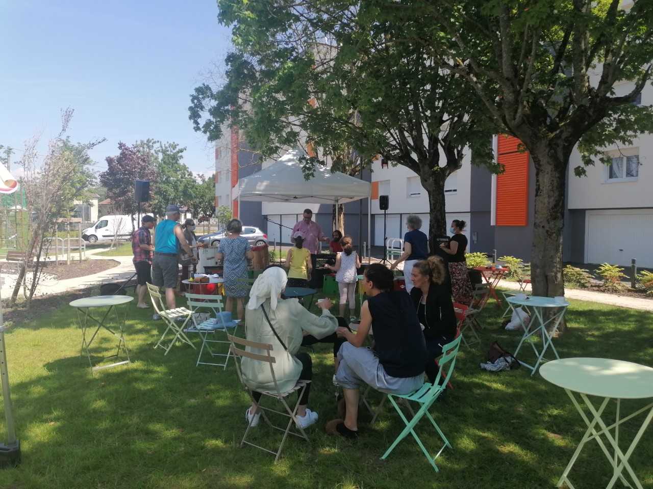 Personnes qui boivent le café dehors