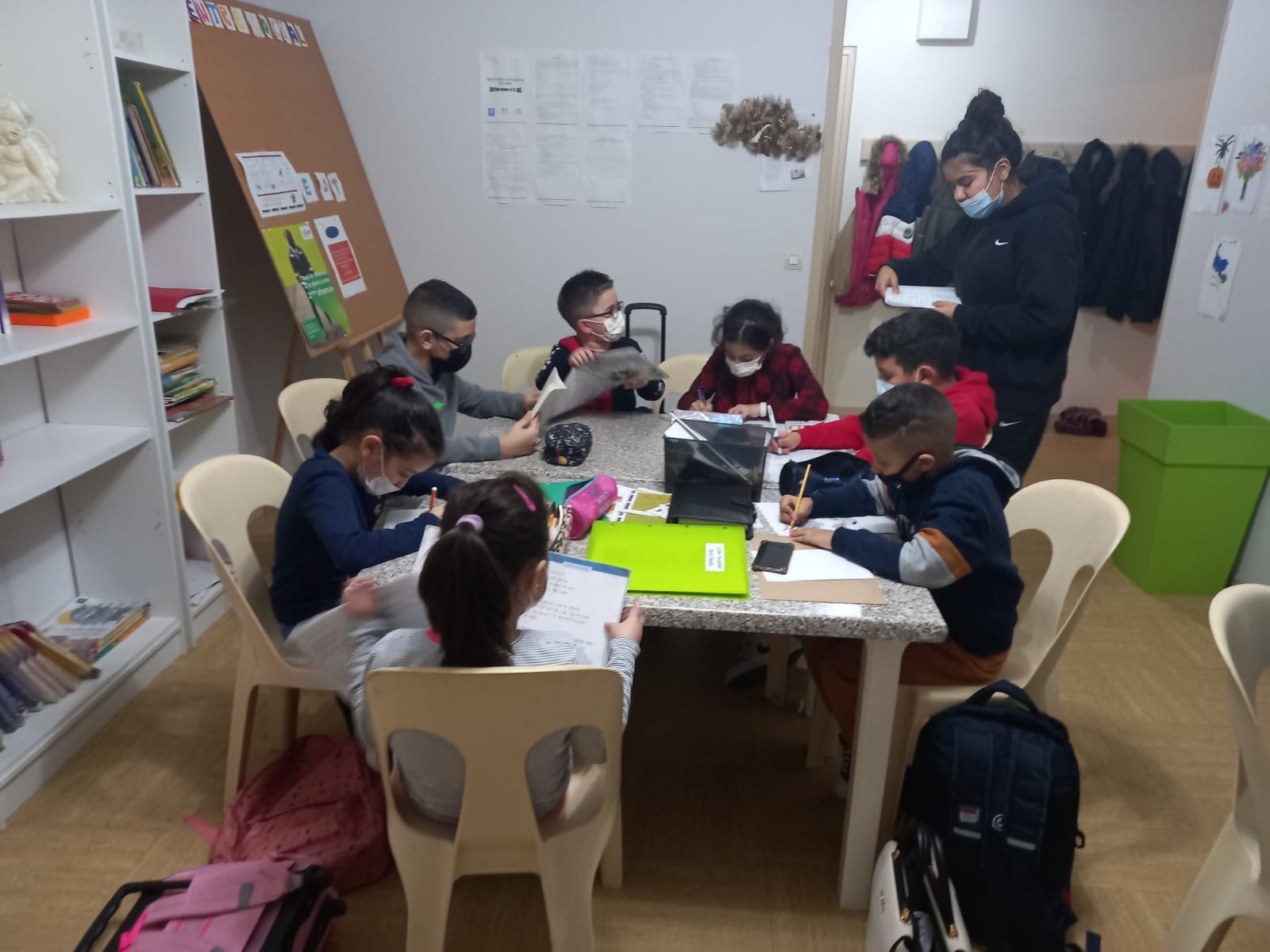 Enfants autour d&#039;une table qui font leurs devoirs