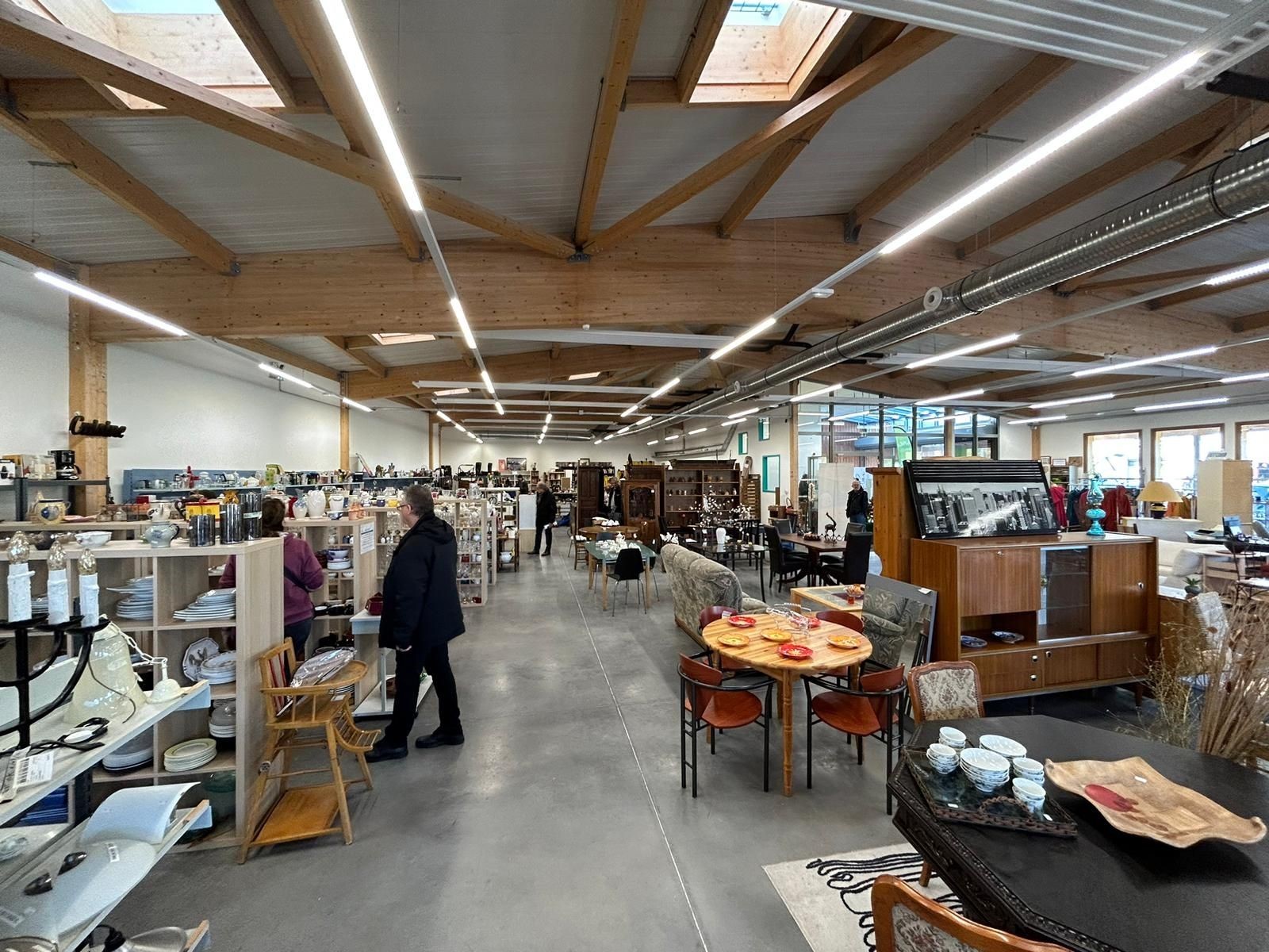 Boutique de la Ressourcerie, on voit un grand bâtiment où sont entreposés meubles et objets de décoration.