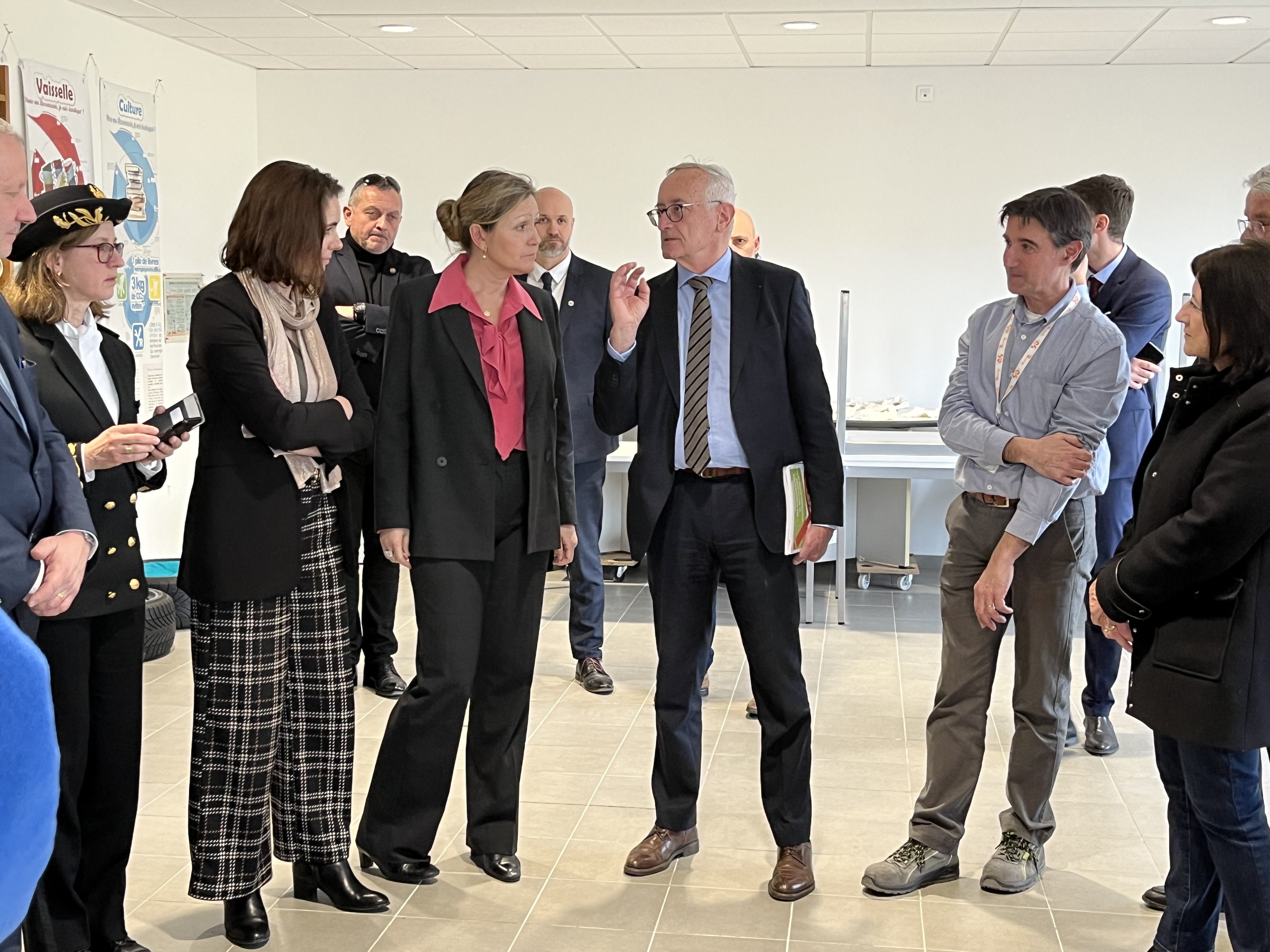 Présentation de la Ressourcerie par notre directeur général Jacques Dupoyet à la Présidente de l&#039;Assemblée nationale, Yaël Braun-Pivet, avec d&#039;autres élus et la préfète de l&#039;Ain