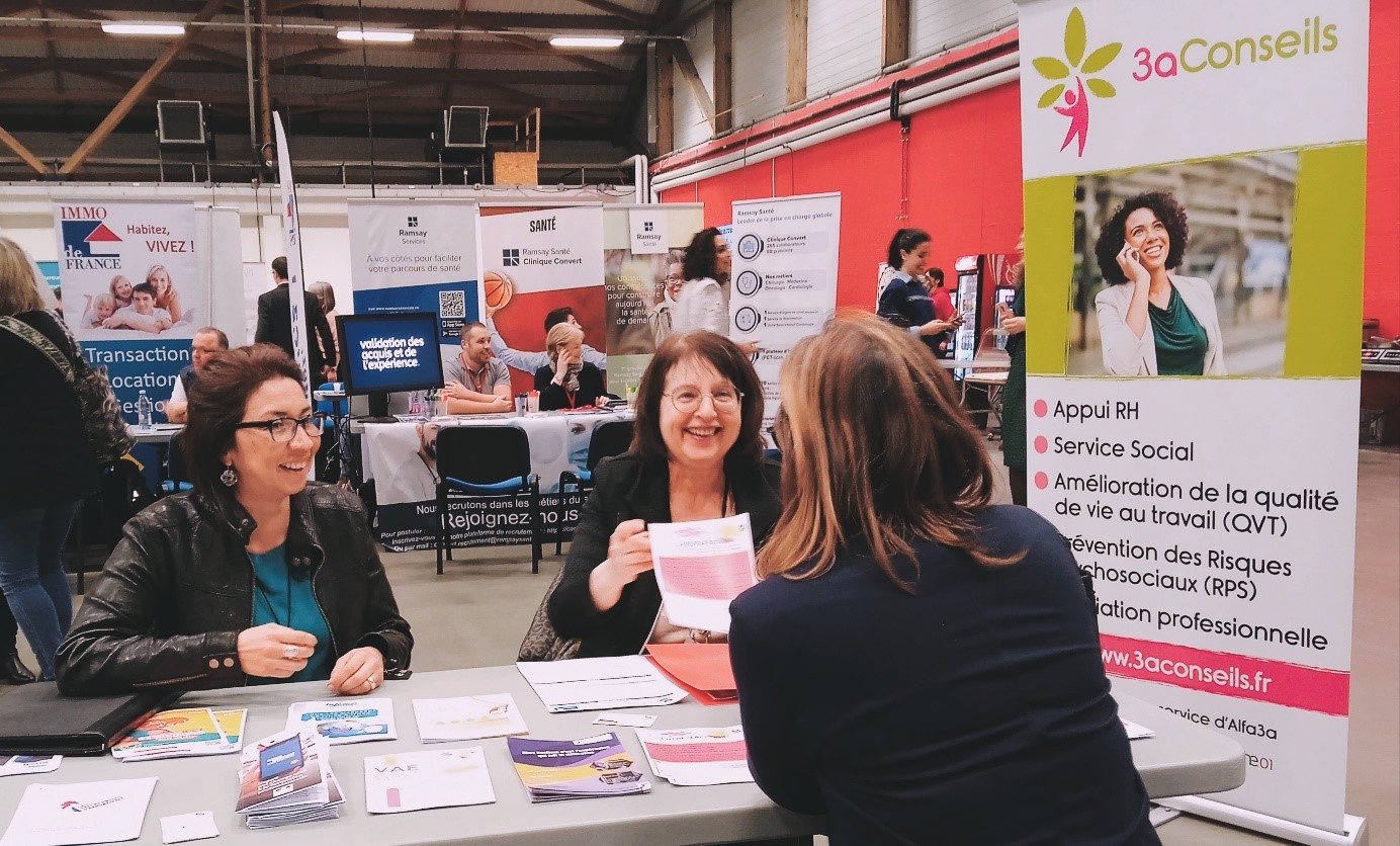 Annick et Claudina échangent avec un candidat au market de l&#039;emploi