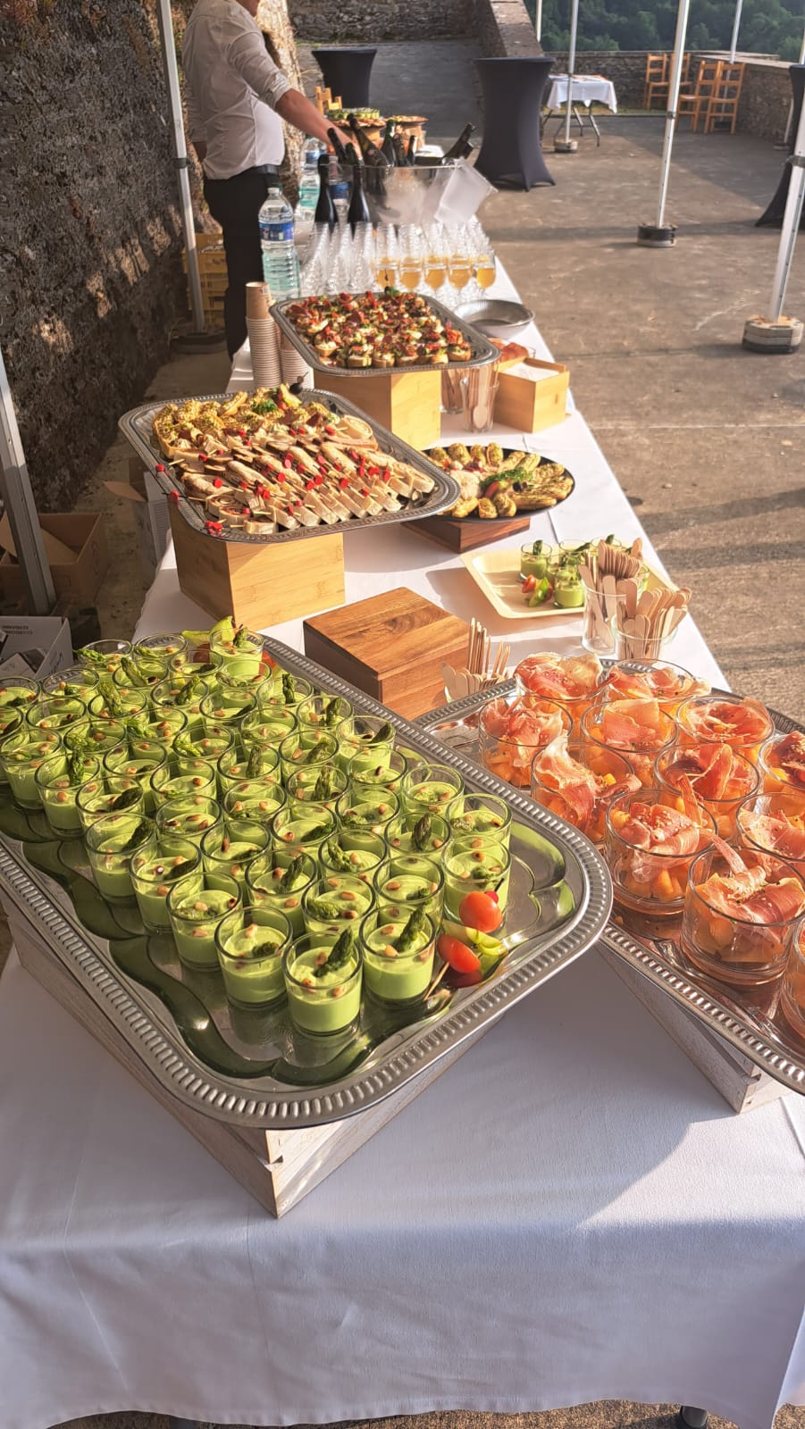 La nourriture (verrines, amuse-bouches, ...) était proposée sous format buffet, sur des tables, en extérieur