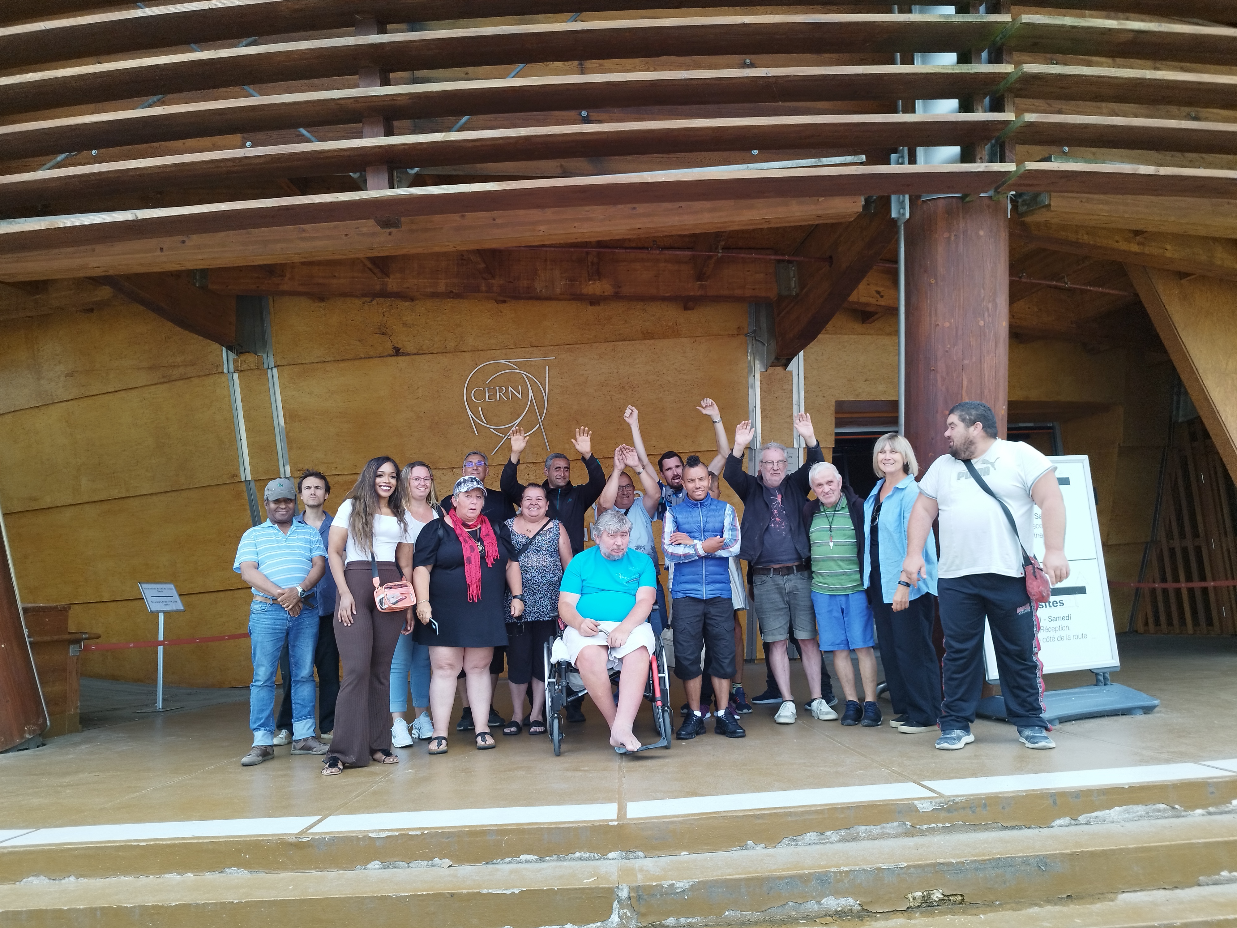 Photo de groupe des résidents exprimant leur enthousiasme.