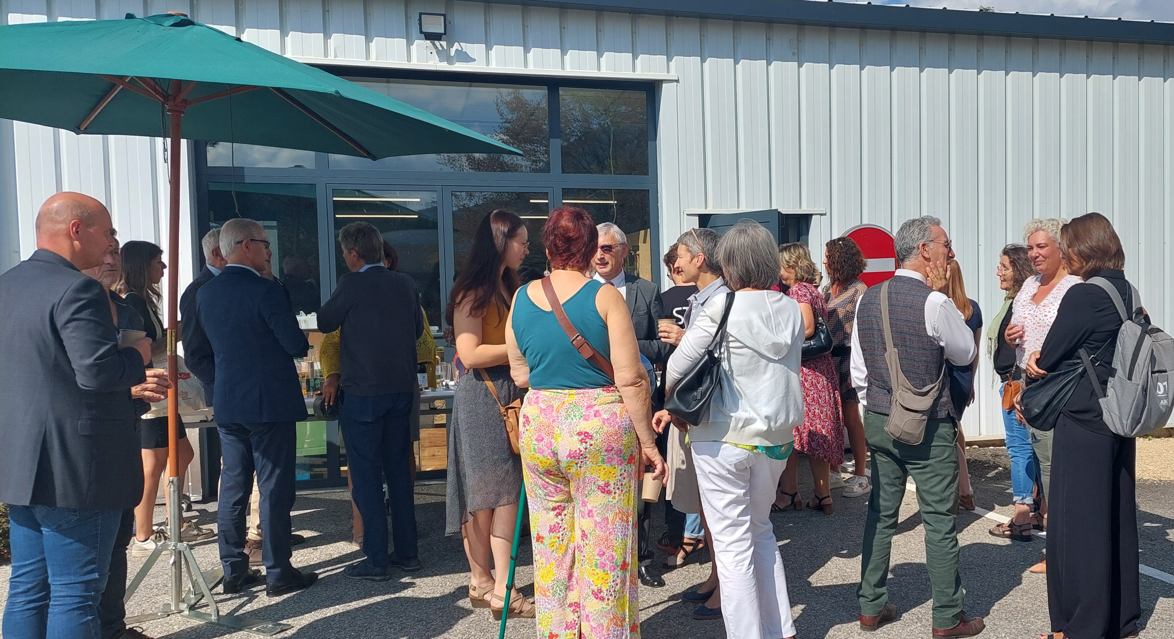 Les invités prennent le cocktail devant les nouveaux locaux