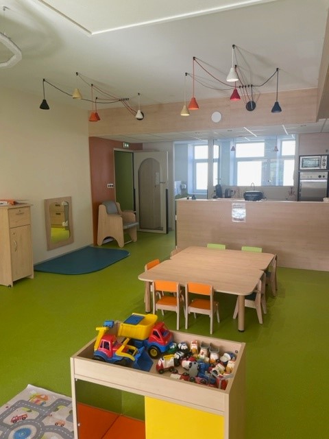 dans une crèche : locaux lumineux et colorés, meubles en bois
