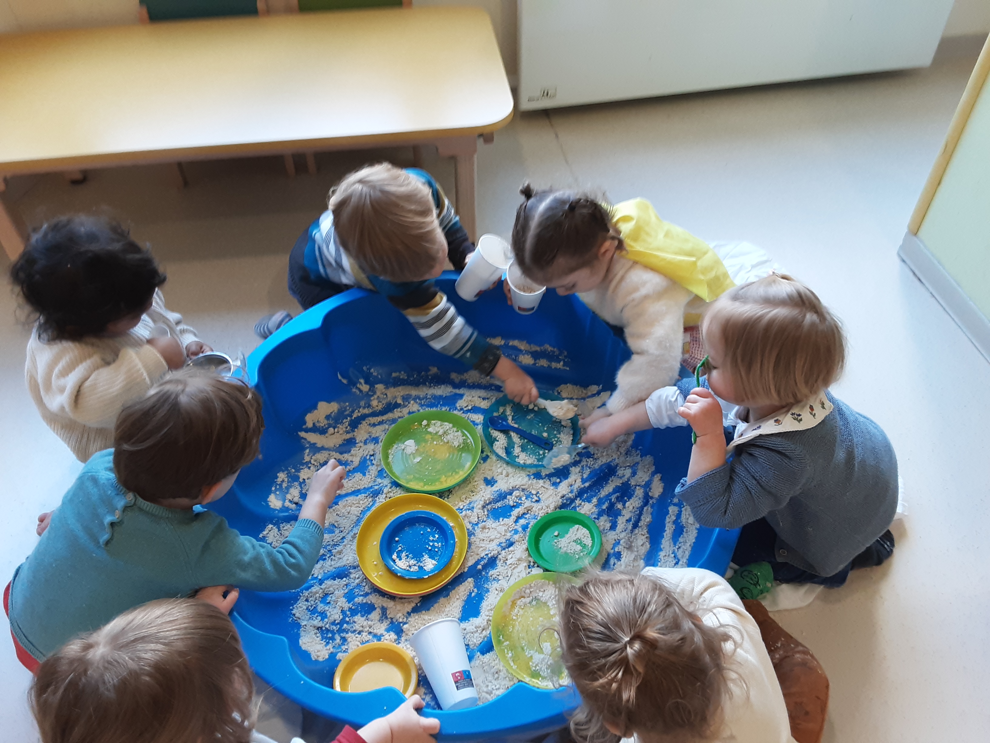 Image d&#039;enfants autour d&#039;un bac sensoriel au cours de la semaine petite enfance