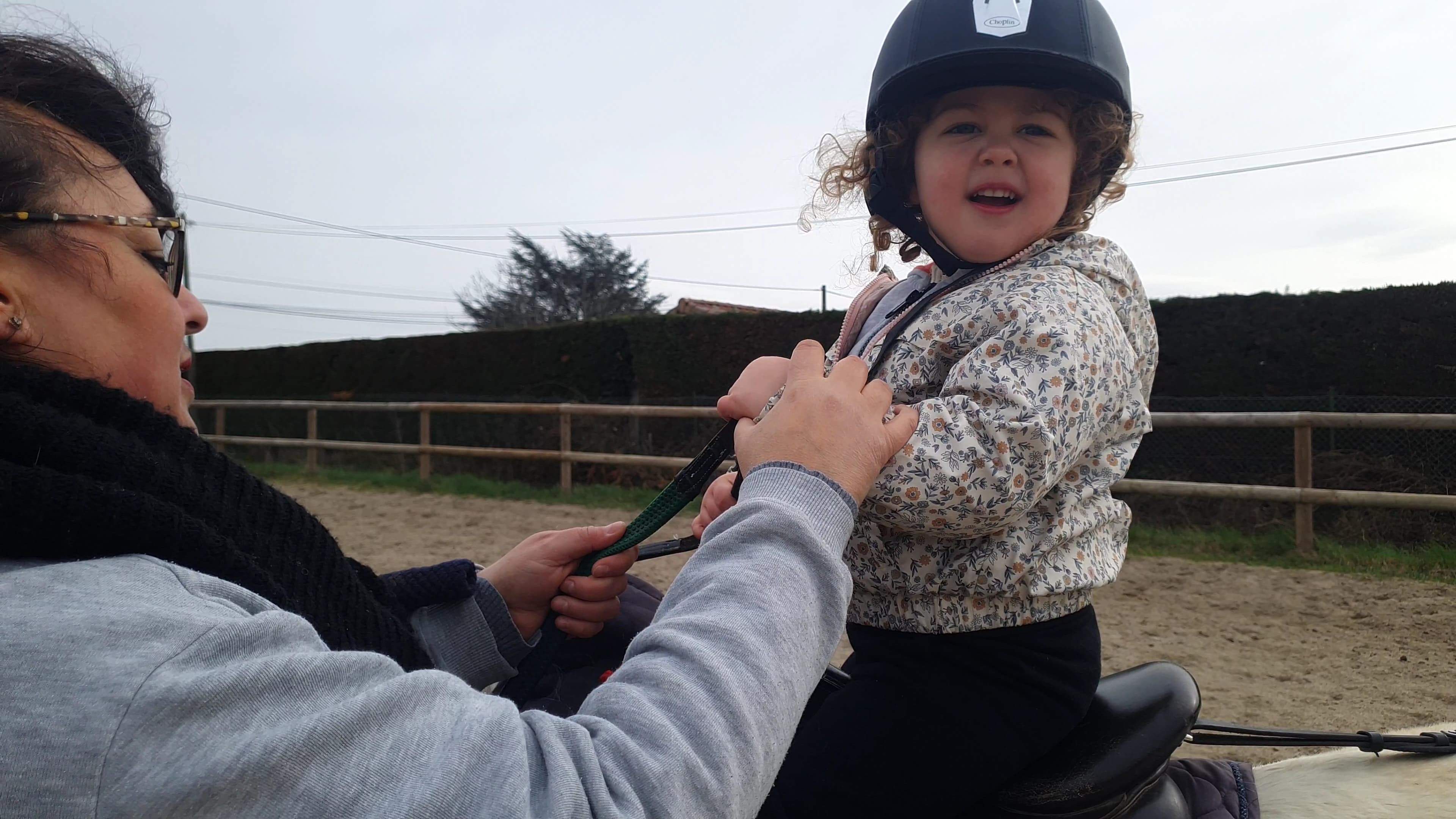 Enfant sur un poney lors de la parenthèse équestre