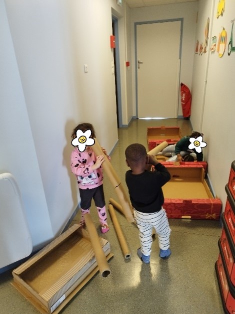 Enfants qui s&#039;amusent avec des cartons lors de la journée sans jouet