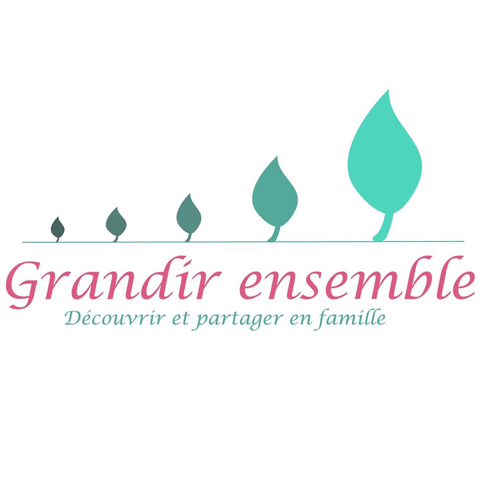 Logo Grandir Ensemble : une ligne d&#039;arbres verts de plus en plus grands, et en dessous le titre &quot;Grandir Ensemble, découvrir et partager en famille&quot;