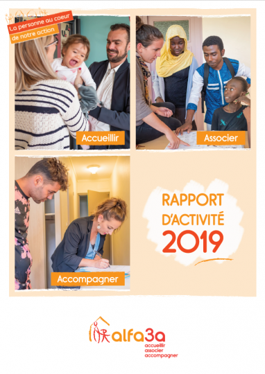 Couverture du rapport d'activité 2019 : 3 photos de nos publics et salariés en action, avec les mots accueillir, associer, accompagner