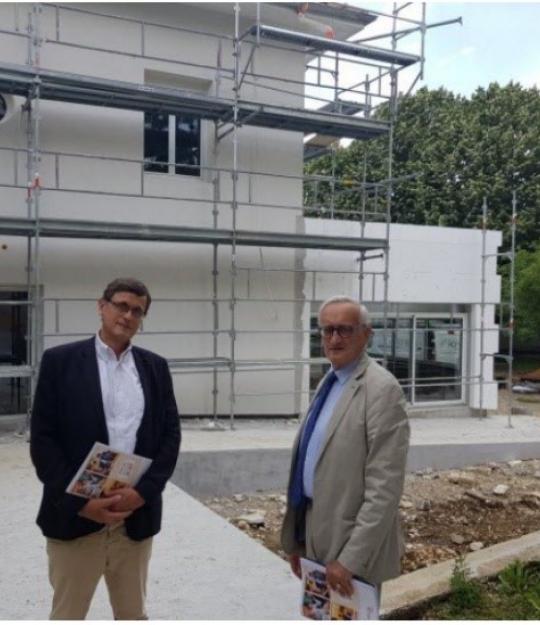 Jacques Dupoyet (président) et Olivier de Vesvrotte (directeur général) se tiennent devant le bâtiment en travaux