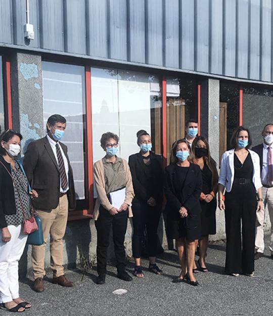 La nouvelle Préféte de l'Ain, Catherine Sarlandie de la Robertie, visite l'AGCR le 3/09/2020 La préfété entourée de ses accompagnateurs et des représentants de l'AGCR et d'Alfa3a, devant une de nos boutiques solidaires