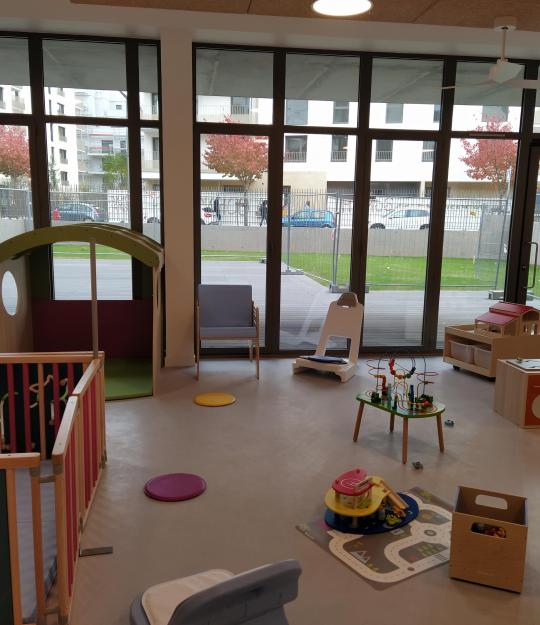 Salle principale et vue jardin crèche Les Moussaillons des Docks Lyon