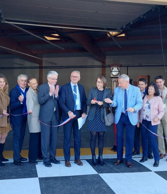 Inauguration de la Ressourcerie du Pays de Gex Directeurs, décideurs locaux et chargés du projet ressourcerie sont alignés devant le bâtiment pour couper le ruban de l'inauguration