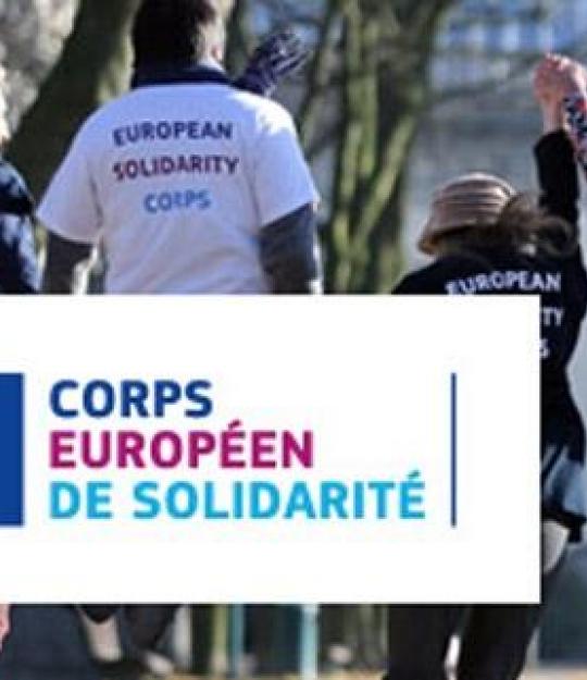 Bandeau Corps Européen de Solidarité Corps Européen de Solidarité - des personnes marchent ensemble, deux d'entre elles se tiennent la main dans un esprit joyeux