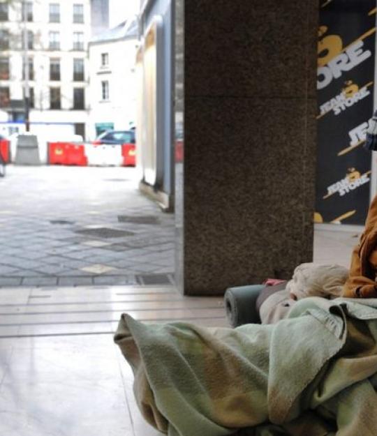 Le Plan Hiver 2021 est lancé pour venir en aide aux sans-abris pendant cette période de grand froid Un sans abri assis au sol dans une rue