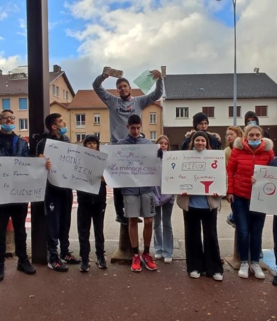 Les jeunes du Réseau Jeunes tenant fièrement des pancartes