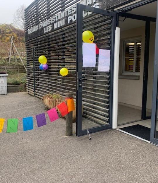 L'entrée du bâtiment a été décorée de ballons et banderoles "bienvenue" pour l'événément portes ouvertes