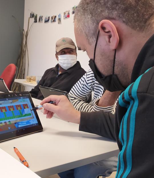 Les exercices sur tablettes sont parmi les préférés des participants un participant fait un exercice sur une tablette.