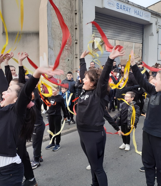Charnaval Charnaval, enfant qui dansent