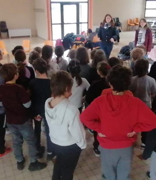 Enfants qui chantent de l'école Vilette-sur-ain