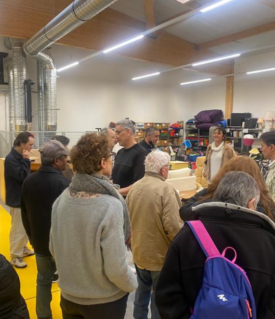 Les résidents des MR visitent la Ressourcerie Résidents à l'intérieur de la Ressourcerie