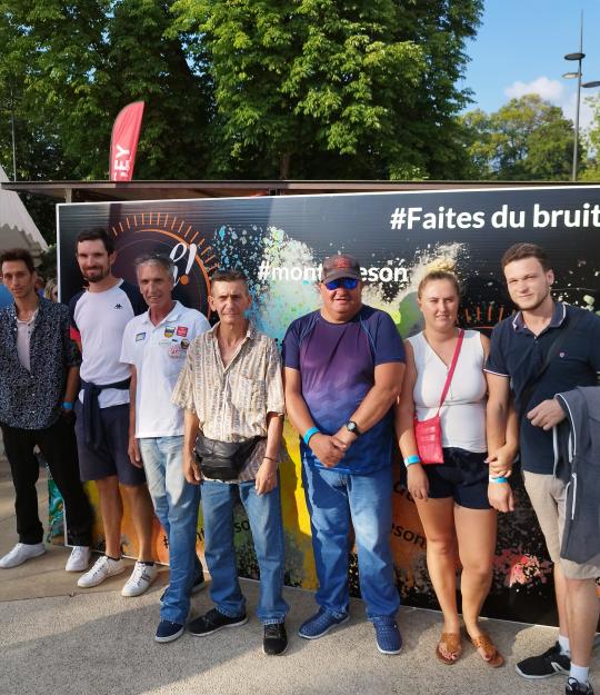 Résidents et salariés au festival Repas Oh Bugey Festival