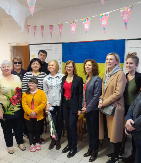 la préfète rencontre des ukrainiens dans l'établissement Alfa3a à Chatillon en Michaille, elles posent pour la photo