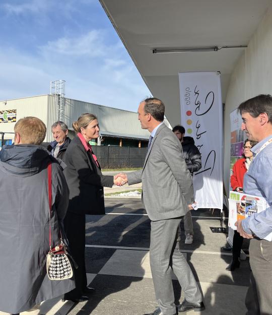 Accueil de la Présidente de l'Assemblée nationale par notre directeur général, Guillaume Beaurepaire, devant la Ressourcerie sous un ciel bleu