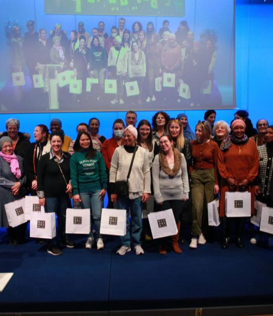 30 employées de collectivité sur la scène 30 employées de collectivité sur la scène
