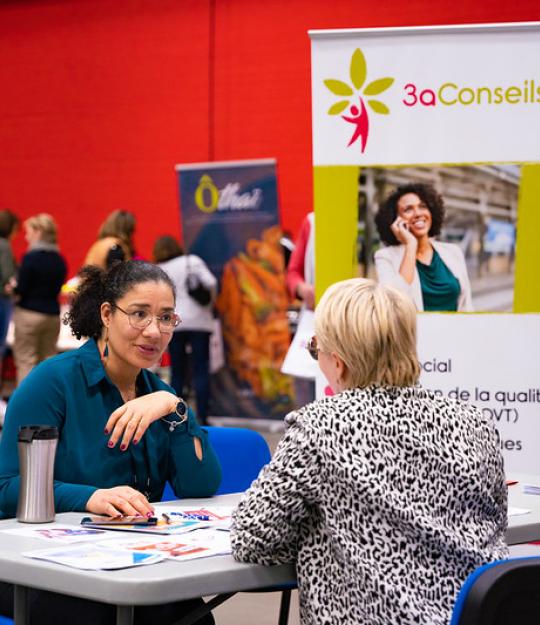 Djamila au market de l'emploi qui conseille un candidat