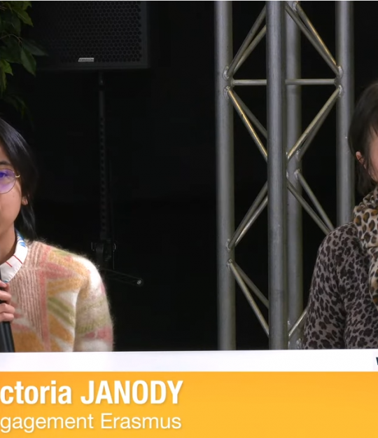 Victoria Janody (chargée de la coordination et de l'animation du réseau) est interviewée en compagnie de Blandine Mezerette sur le plateau des émissions du "Salon Afor".