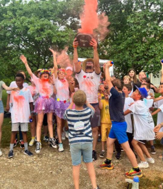 Color RUN 2023 Enfants qui jettent de la poudre colorée à la corlor run