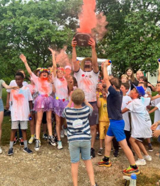 Enfants qui jettent de la poudre colorée à la corlor run