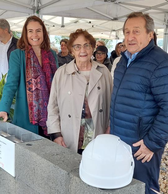 Pose de la première pierre de la maison solidaire et citoyenne Le maire et la présidente d'Alfa3a à la pose de la première pierre de la maison solidaire et citoyenne