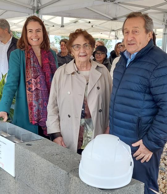 Le maire et la présidente d'Alfa3a à la pose de la première pierre de la maison solidaire et citoyenne