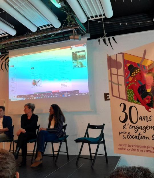 Jérémy Gourdon - chef de projet logement Itinéo - participe à la table ronde de la Journée des AIVS organisée par la Fapil le 19 octobre 2023, Jérémy Gourdon parle sur scène aux côtés de deux autres partenaires, lors de la journée professionnelle des AIVS à Paris