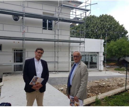 Jacques Dupoyet (président) et Olivier de Vesvrotte (directeur général) devant la future extension du siège social Jacques Dupoyet (président) et Olivier de Vesvrotte (directeur général) se tiennent devant le bâtiment en travaux