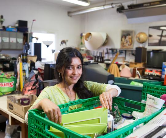Jeune femme travailleur en insertion tri Atelier gessien de collecte et de recyclage Jeune femme travailleur en insertion tri Atelier gessien de collecte et de recyclage