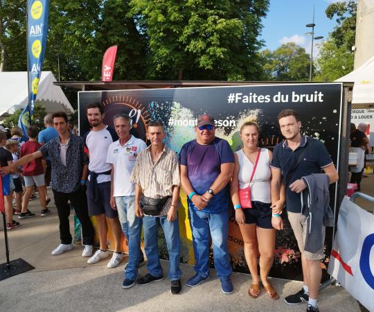 Résidents et salariés au festival Repas Oh Bugey Festival
