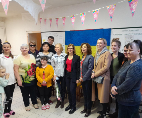 la préfète rencontre des ukrainiens dans l'établissement Alfa3a à Chatillon en Michaille, elles posent pour la photo